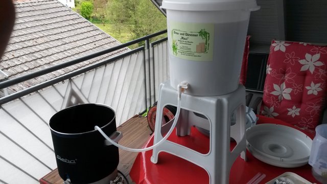 Umfüllen vom Gärbehälter in den Einkocher zum Hopfenkochen