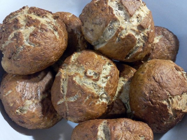 IMG_20191009_220628.jpg (390.96 KiB) 12753 mal betrachtet Treber-Curry-Laugen-Brötchen