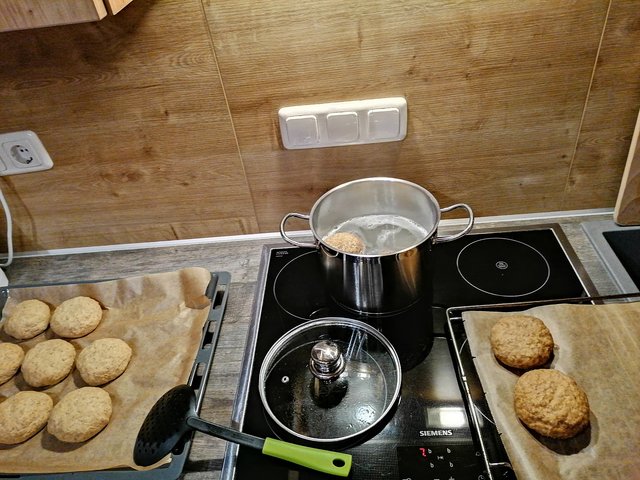 IMG_20210414_211645.jpg (2.68 MiB) 11780 mal betrachtet Laugenbrötchen vorbereiten