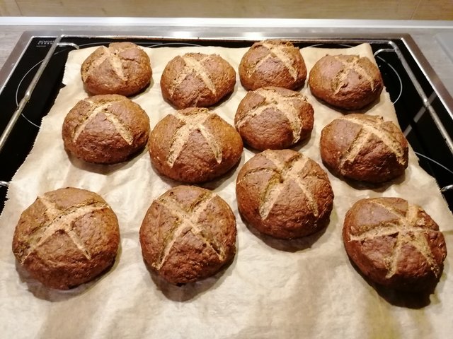 IMG_20210414_221026.jpg (1.97 MiB) 11769 mal betrachtet Fertige Brötchen...