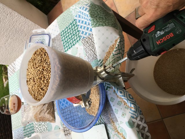 IMG_5482.JPG (2.41 MiB) 2478 mal betrachtet Schroten mit der Viktoria + Akkubohrer. Kostet wenig und geht relativ schnell für Mengen bis ca. 10 kg