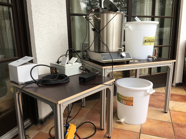 Brautische aus Aluprofilen (Blank) mit Siebdruckplatten (Obi). Ist sehr individuell gestaltbar, in der Höhe einstellbar und sehr leicht und mobil.