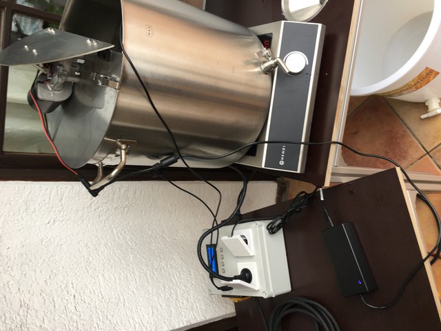 37l Stahltopf mit 3,5kW Hendi. Die Induktionsplatte war so ziemlich die beste Investition die ich bisher gemacht habe: extrem gute Heizleistung, und keinerlei &quot;Nachglühen&quot;.
