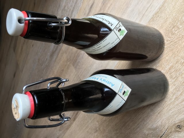 Die letzten beiden Sude - starkes Märzen und bananiges Hefeweizen - sind gerade trinkfertig geworden.