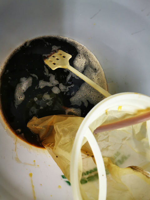 3 kg Blüten- und 700 g Kastanienhonig sind vorgelegt, darauf wird geschlaucht.