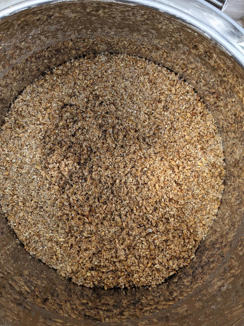 Der Treber ging an unsere Hühner und in unser Granola-Müsli für das Frühstück. Wir brauen quasi nachhaltig.