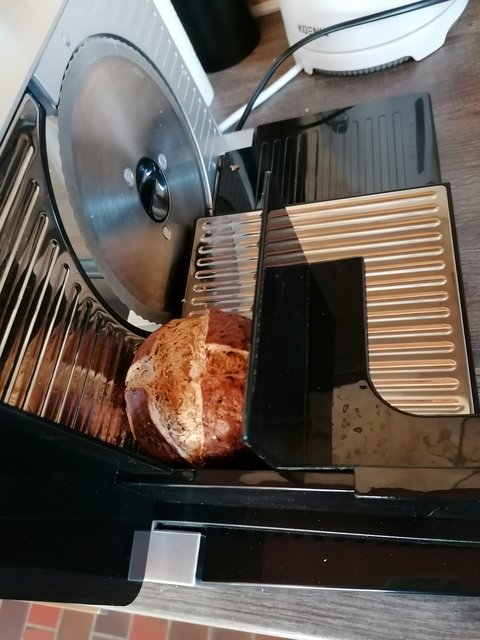Brötchen in Brotschneidemaschine