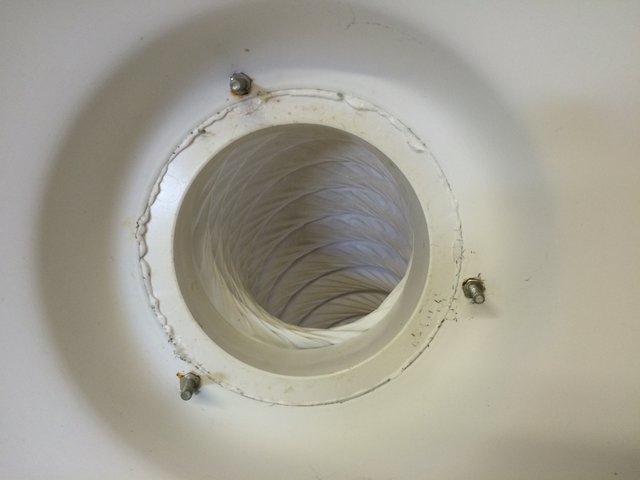 Hier ein Detailbild des Schlauchanschlusses innen
