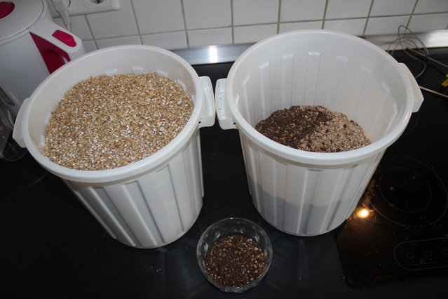 001_Schuettung.jpg (181.72 KiB) 4547 mal betrachtet Die Schüttung. Pilsener Malz, Caramalz, Weizenmalz und etwas Farb/Röstmalz<br />Hälfte Röstmalz wurde direkt mitgemaischt, der Rest kam zum Ende der 72er Rast rein.