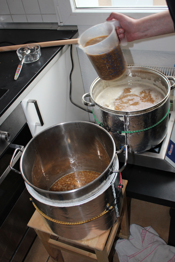 Umschöpfen der Pampe in den Läuterbottich