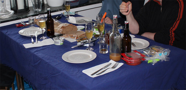 009_brotzeit.jpg (179.84 KiB) 4511 mal betrachtet Während den Rasten und Ruhepausen war immer wieder Brotzeit angesagt. Natürlich mit leckerem Heim-Bräu.<br />Hier verköstigen wir gerade meinen selbstgemachten Honig-Hopfen-Cider, der ging irgendwie direkt in die Birne...