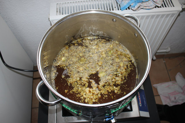014_vwh.jpg (253.39 KiB) 4517 mal betrachtet In der "Vorderwürze" darf schonmal etwas Hopfen baden gehen.