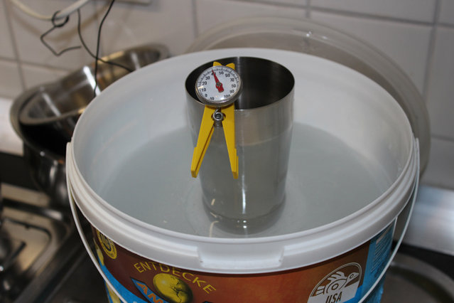 015_probekuehlen.jpg (149.83 KiB) 4415 mal betrachtet Zwischendurch muss auch mal gemessen werden.<br />Also runterkühlen in meinem patentierten "Icewater-Bucket"