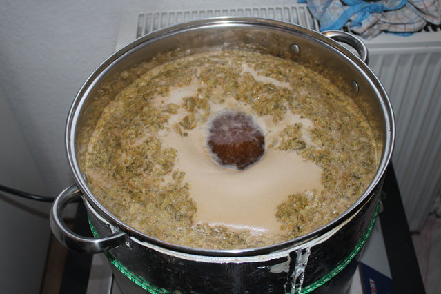 017_kochbeginn.jpg (238.83 KiB) 4415 mal betrachtet Die Würze beginnt zu kochen.