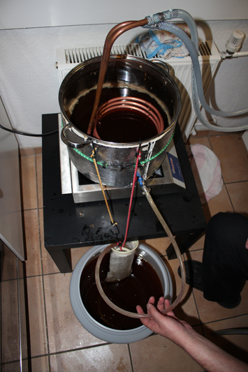 Nachdem die Aromagabe etwas Zeit hatte zu wirken, wird weiter runtergekühlt, bis etwa 20°C.<br />Dann wird ins Gärfaß ausgeschlagen.