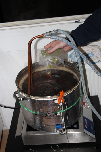 Mit dem Kühler wurde schnell auf knapp unter 80°C gekühlt. Jetzt kommt nochmal eine satte Ladung Aromahopfen hinzu.