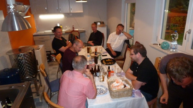 P1140221.JPG (4.39 MiB) 12056 mal betrachtet ...dann haben wir uns nach drinnen verzogen in die Sudküche. Hatte auch seinen ganz eigenen Charme.