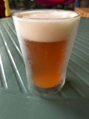 Glas selbstgebrautes Bier (Helles).jpg