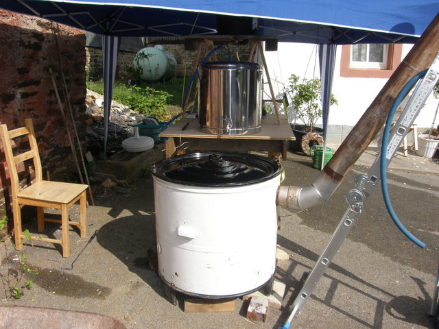 Im Vordergrund mein Sudkessel (150l), dahinter der Maisch- und Läuterbottich (70l Thermoport).