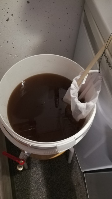 Hopfenseihen durch Filtersäckchen