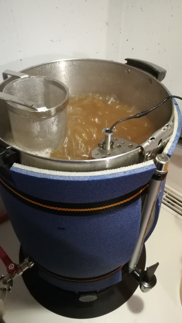 Hopfenkochen mit Hopfensieb