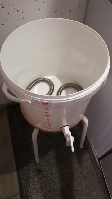 Läutereimer mit Läuterhexe vorbereitet