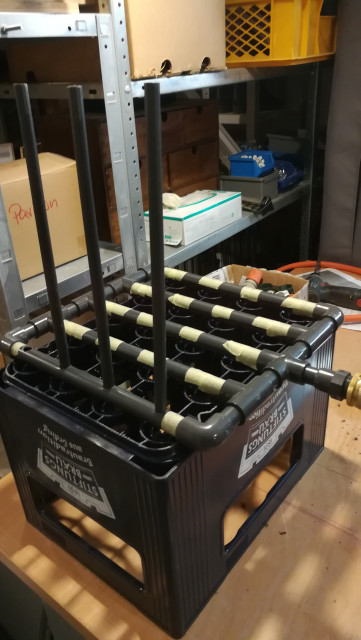 IMG_20220208_200944.jpg (1.57 MiB) 2545 mal betrachtet Der Rahmen ist fertig. Markierungen für die Lanzen auch.