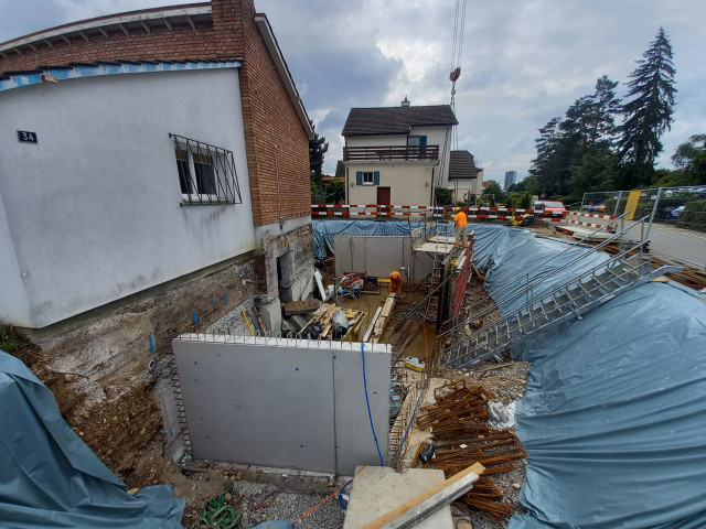 der Aushub vor dem bestehenden Haus ist gemacht. Im Hintergrund sieht man die Aussenmauer vom Keller der neuen Brauerei.