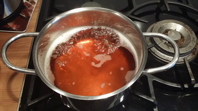 Nochmal sterilisieren der Speise. Danach habe ich sie im kalten Wasserbad abgekühlt und für den Rest des Nachmittags neben den Gärbottich gestellt, damit sie sich schonmal aklimatisieren konnte.