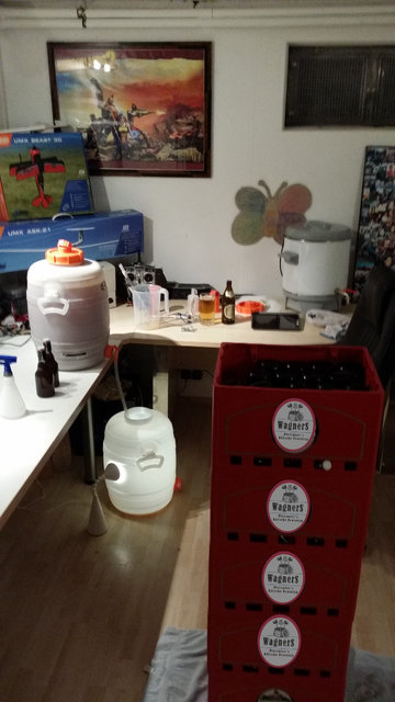 Der Arbeitsplatz des Abfüllers nach dem Flaschenspülen. Mal eben 100 Flaschen umspülen in gebückter Haltung über der Badewanne ist doch ein Klacks!