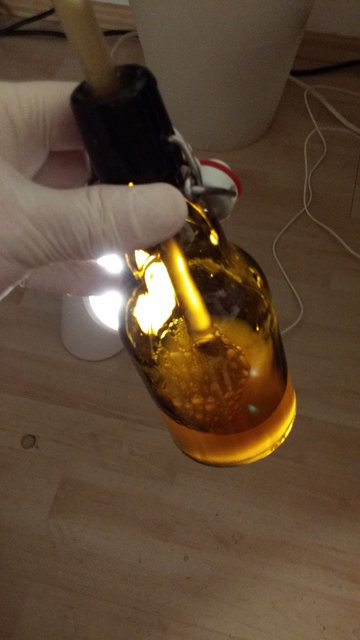Der Einsatz einer Nachttischlampe verhindert ungewollte Sauereien. Hier die erste Flasche, da hat es noch etwas geblubbert.