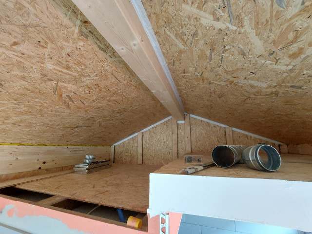 Auch die hintere Giebelwand wird getäfert... da heisst es sich klein machen.