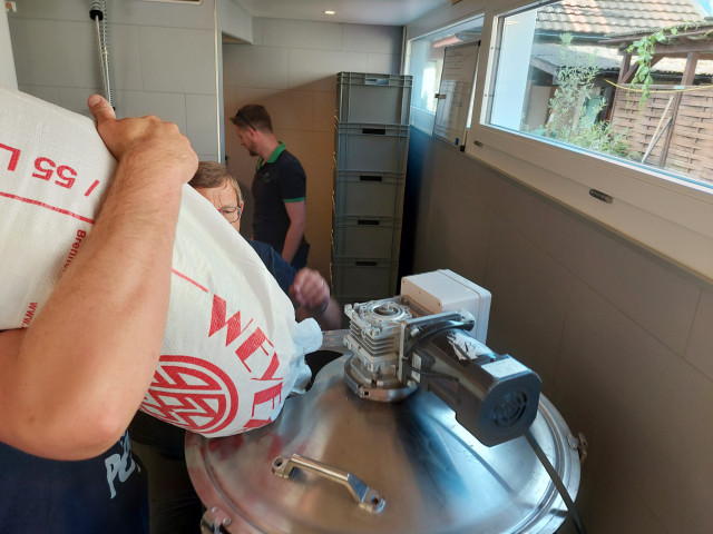 Einmaischen des ersten Suds in der neuen Brauerei