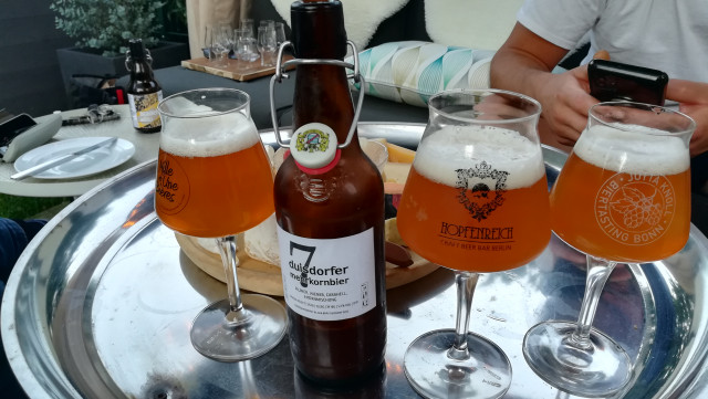 Meine Variante, vergoren mit der US-05. Schüttung und Hopfen stehen auf dem Etikett. War etwas kerniger als die beiden anderen. Schmeckte allen gut.