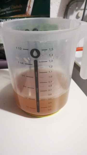 Ein halber Liter Vorderwürze zum Hefe rehydrieren abgezwackt