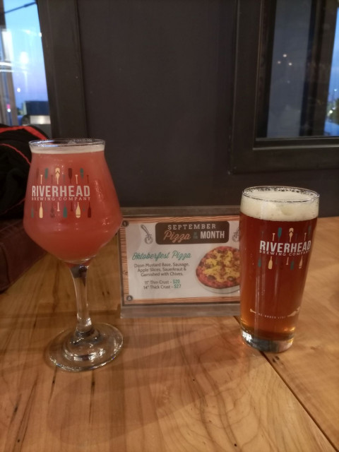24_SourBier_und_Amber_mit_Oktoberfestpizza.jpg
