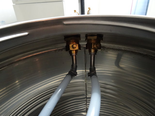 Blick auf das Gärfass mit Durchführung für die Kühlspirale. Die Verwendeten Materialien sind Messing und Edelstahl, verleimt mit einem lebensmittelechten Epoxidharz von Loctite