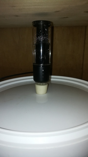 IMG_20221114_091157.jpg (1.34 MiB) 1209 mal betrachtet Heute morgen zeigt der neue Plaato-Gärspund bereits Aktivität.