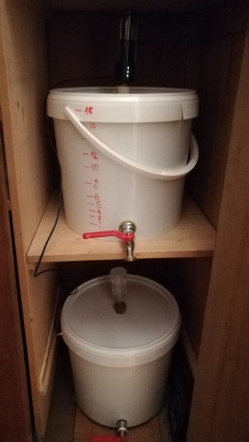 IMG_20221113_192358.jpg (1.5 MiB) 1209 mal betrachtet Ab in den Gärschrank. Unten steht noch ein belgisches Starkbier in der Zweitgärung.