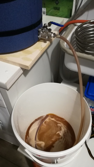 IMG_20221113_190503.jpg (1.52 MiB) 1209 mal betrachtet Die Würze wird auf die Hefelösung geschlaucht.