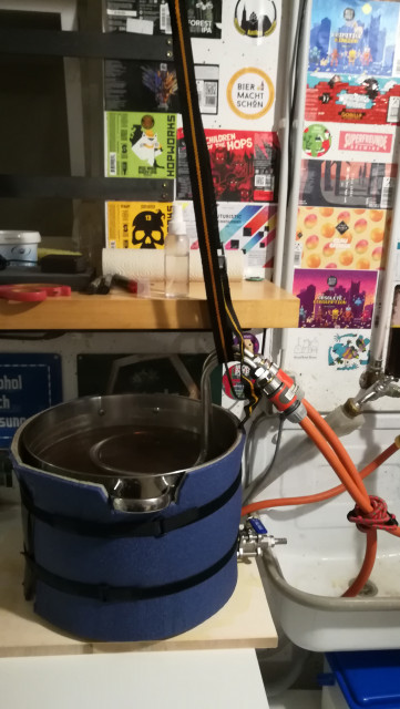 IMG_20221113_183741.jpg (1.69 MiB) 1209 mal betrachtet Runterkühlen der Würze. Die neuen Gardena-Anschlüsse sind etwas schwer und ziehen die Kühlspirale zur Seite. Daher wird sie aufgehängt. Tipp meines Gehilfen!