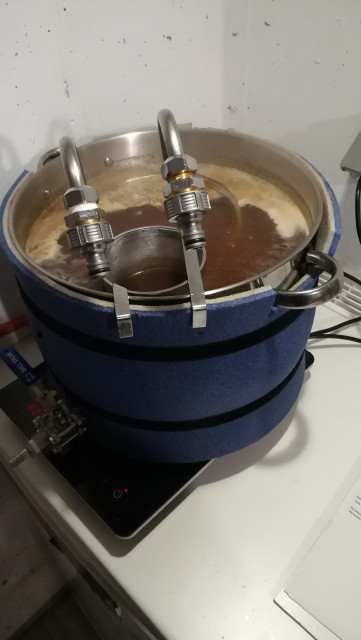 IMG_20221113_181858.jpg (1.29 MiB) 1209 mal betrachtet Draußen wird es kalt und dunkel. Also alles wieder in den Keller zum Hopfenkochen.