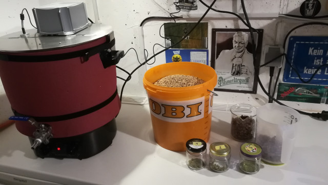 IMG_20221113_110320.jpg (1.6 MiB) 1209 mal betrachtet Wir starten in der Brauecke im Keller. Schüttung steht zum Schroten bereit. Hopfengaben sind abgemessen, die Maronen stehen auch parat.