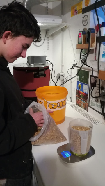 IMG_20221113_105140.jpg (1.54 MiB) 1209 mal betrachtet Der Brauereigehilfe kümmert sich um die Schüttung