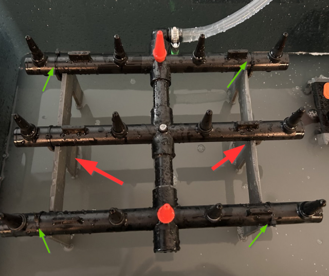 mit Kabelbindern wird der Spüler befestigt