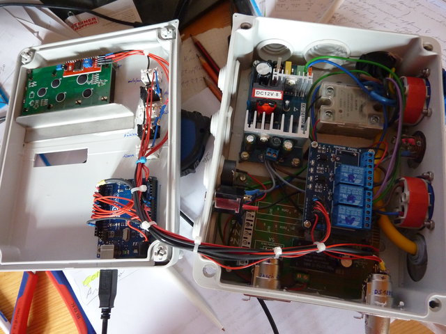 das Innenleben mit 12V Schaltnetzteil, SSR, Arduino,20x4 LCD Zusatznetzteil, Relaikarte und Platz für den zweiten Arduino, Encoder,16x2 LCD