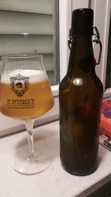 6.5 EBC, 7 IBU, 4.4% ABV, Weizenmalz hell (50%), Pilsner (35%), Sauermalz (15%), Mandarinen, Meersalz, Bitterorangenschale, Koriandersamen, Milchsäure, Willamette (60 Minuten), Stopfen mit Citra,Amarillo,Galaxy,EKG für 4 Tage. Hefe: Voss Kveik