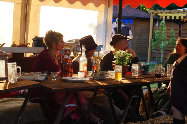 Die Tafel, 7,50 Meter und Strohballen