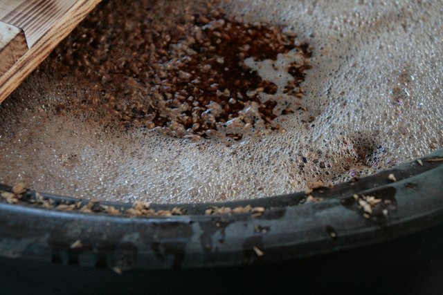 Schön zu erkennen die Braunfärbung vom Röstmalz und dem leichten Anbacken im Kupferkessel