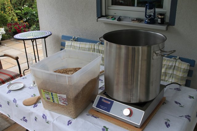 IMG_8157.JPG (520.17 KiB) 9441 mal betrachtet Ich arbeite mit nem 37l Kochtopf und nem Hendi. <br />Die 8kg Malz stehen schon bereit. Geschrotet wir übrigens in ner selber gebauten Mühle. Dazu vlt. in nem anderen Thread mehr.